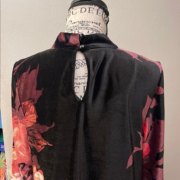 Sandra Darren Black and Red Velvet Sheath Dress with 3/4 Sleeves and Mock Neck - Picture 2 of 3